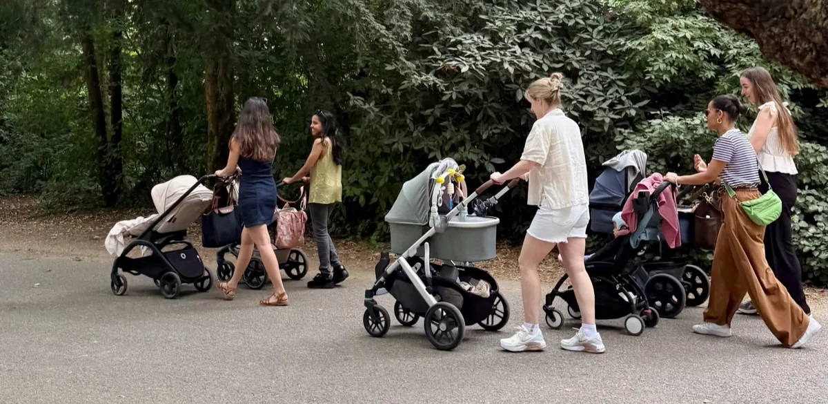 Moms walking together with their strollers through an Amsterdam park